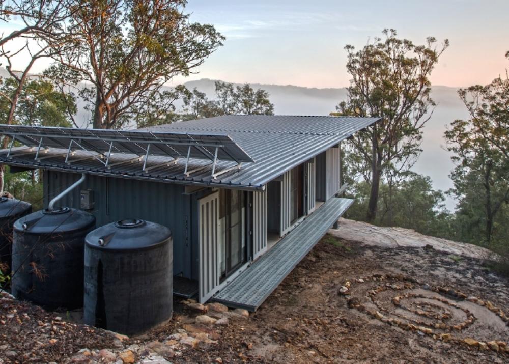 House with KLIP-LOK 700 steel roofing manufactured from COLORBOND steel in colour Ironstone