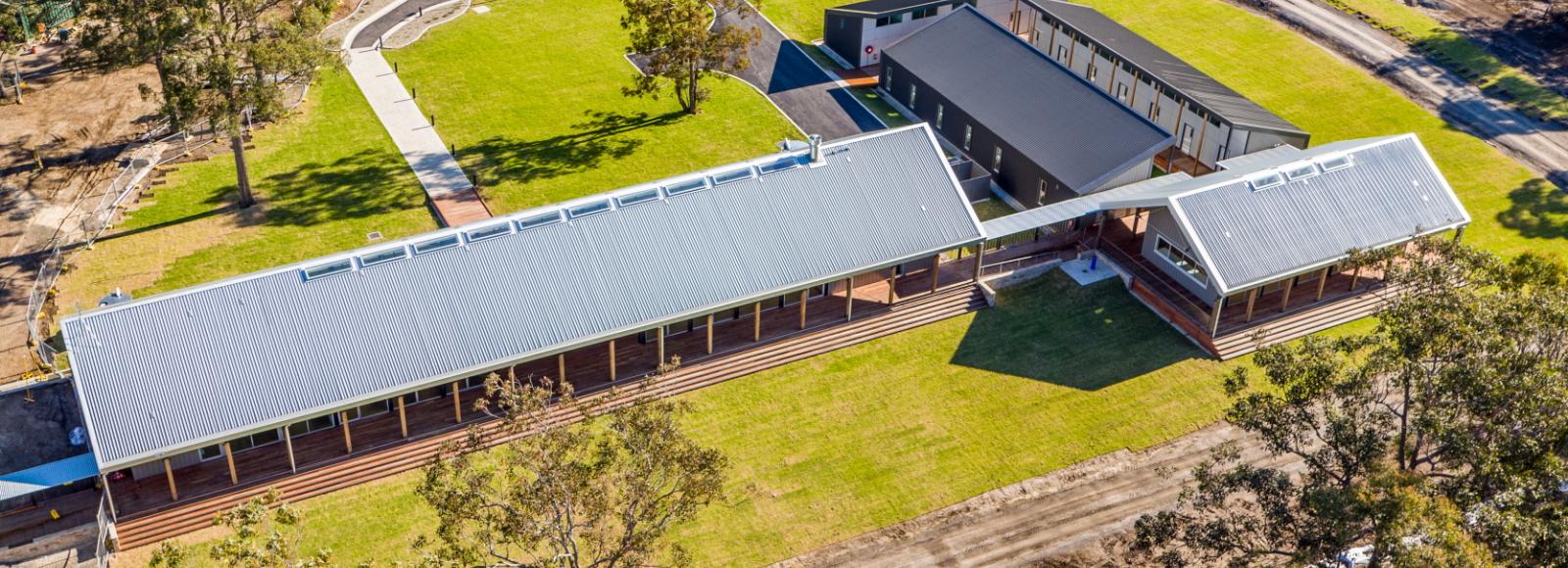 LONGLINE 305® in ZINCALUME® and COLORBOND® steel shapes modern architectural designs across the Trinity Grammar Environmental Field Studies Centre in NSW