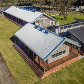 School with LONGLINE 305 steel roofing manufactured from ZINCALUME steel