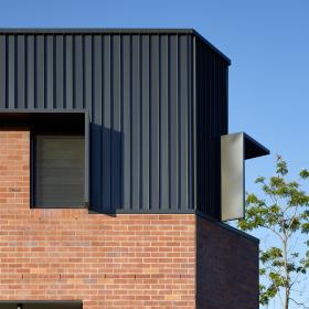 House with LONGLINE 305 steel walling manufactured from COLORBOND steel in colour Monument