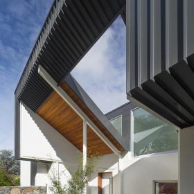House with LONGLINE 305 steel walling manufactured from COLORBOND steel in colour Monument