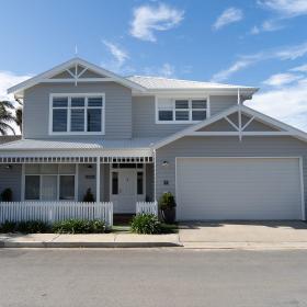 Port Noarlunga - Roof & Render with custom orb accent in surfmist