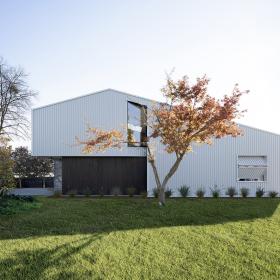 Contemporary House with longline 305 walling in surfmist