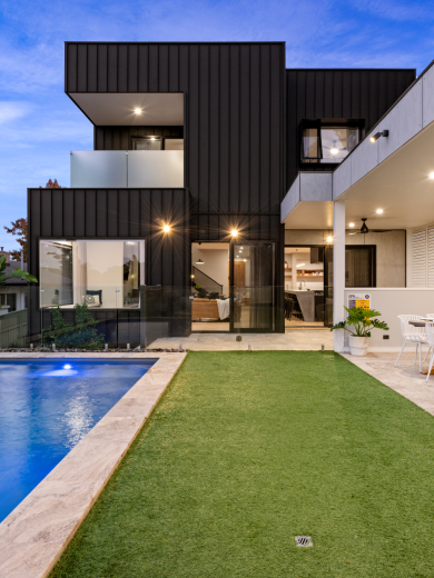 Modern home in Albury which uses Lysaght® product ENSEAM® from the ZENITH Cladding range in Monument®. 