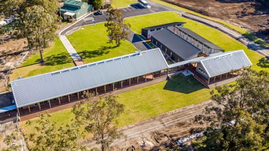 LONGLINE 305® in ZINCALUME® and COLORBOND® steel shapes modern architectural designs across the Trinity Grammar Environmental Field Studies Centre in NSW