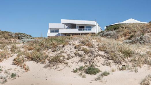 A photo of Falcon Beach House in WA, featuring COLORBOND® Ultra wall cladding