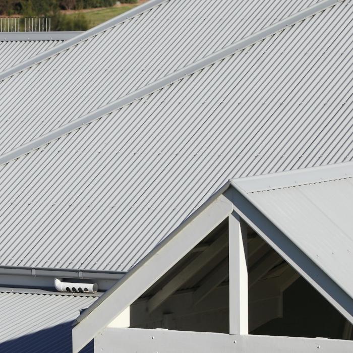 House with CUSTOM ORB steel roofing manufactured from COLORBOND steel in colour Shale Grey