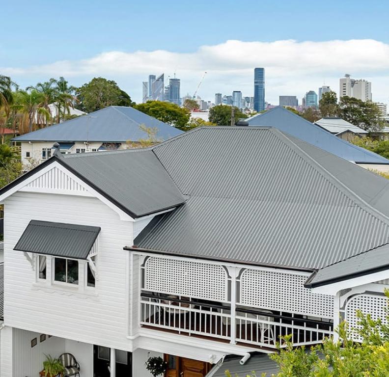 Queenslander house with custom orb roofing in monument