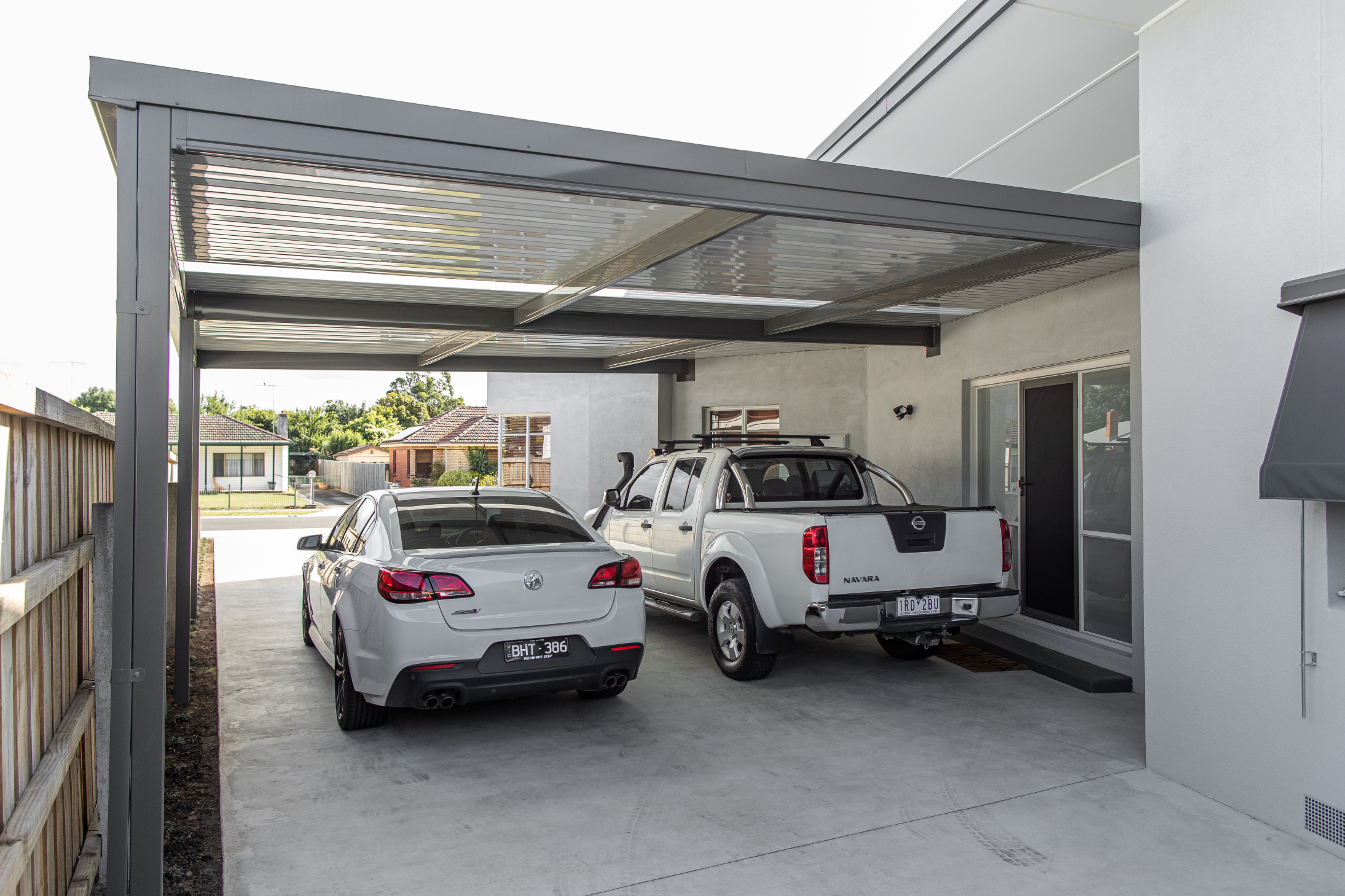 LYSAGHT FLATDEK® roof sheeting, LYSAGHT FIRMLOK® beams and the LYSAGHT SHEERLINE® guttering system, in Woodland Grey®