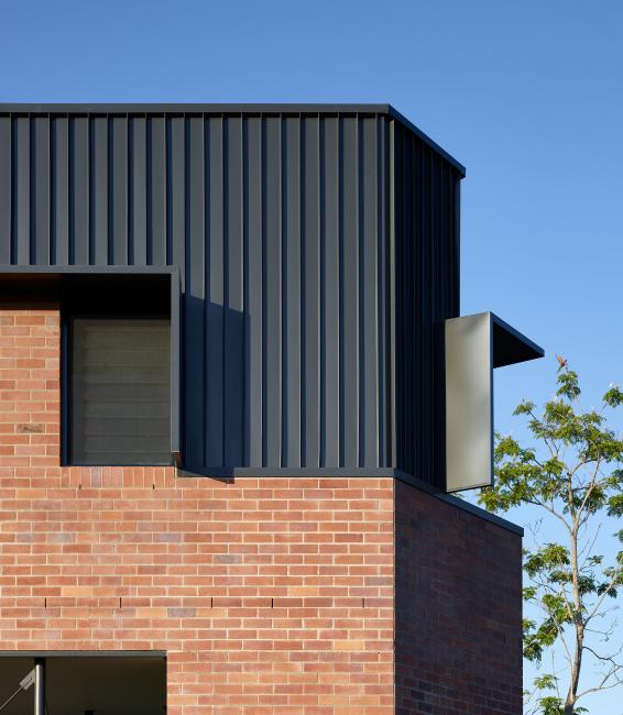 House with LONGLINE 305 steel walling manufactured from COLORBOND steel in colour Monument