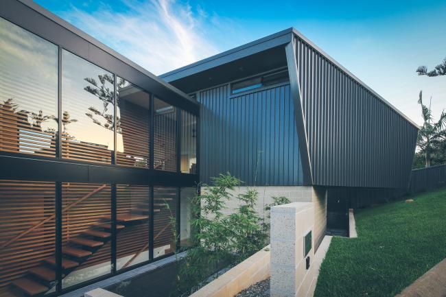 House with LONGLINE 305 walling manufactured from COLORBOND steel in colour Monument