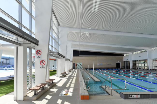 Aquatic centre with WAVELINE aluminium roofing manufactured from PERMALITE aluminium in colour Glacier White