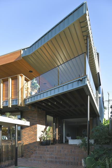 House with ENSEAM steel walling manufactured from COLORBOND steel in colour Shale Grey
