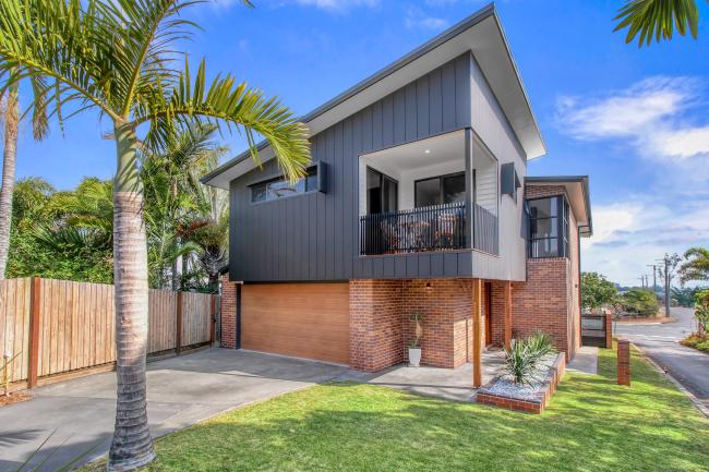 House with DOMINION steel walling manufactured from COLORBOND steel in colour Shale Grey