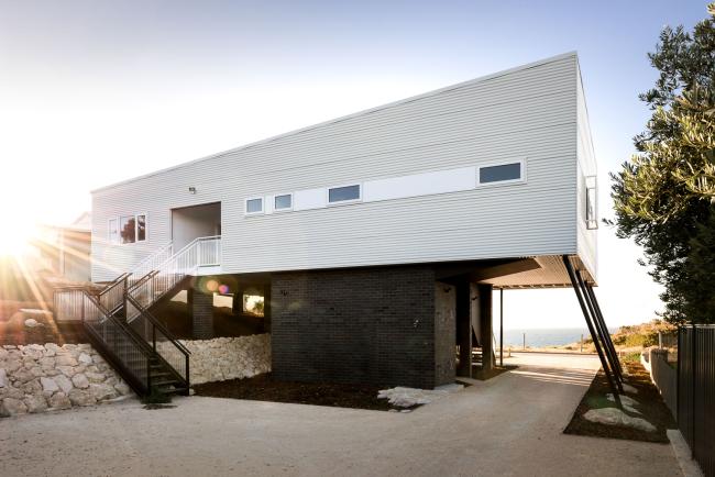 House with CUSTOM ORB steel walling manufactured from COLORBOND steel in colour Surfmist