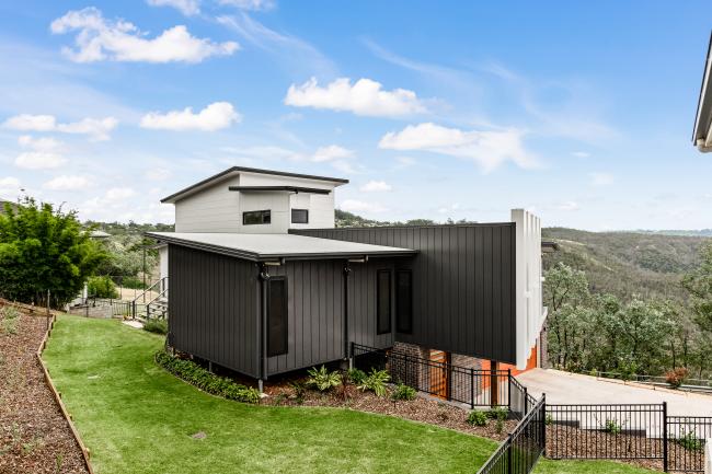 House with DOMINION steel walling manufactured from COLORBOND steel in colour Ironstone