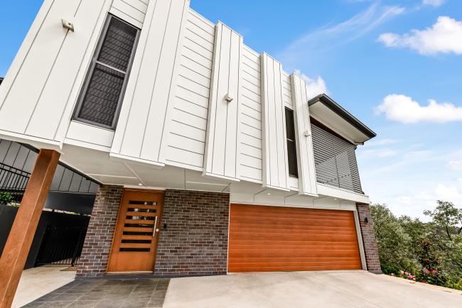 House with DOMINION steel walling manufactured from COLORBOND steel in colour Surfmist