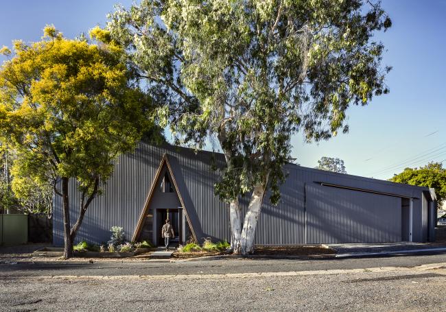 House with PANELRIB steel walling manufactured from COLORBOND steel in colour Basalt
