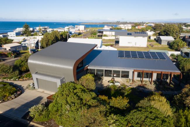 House with WAVELINE aluminium roofing manufactured from PERMALITE aluminium in colour Sahara