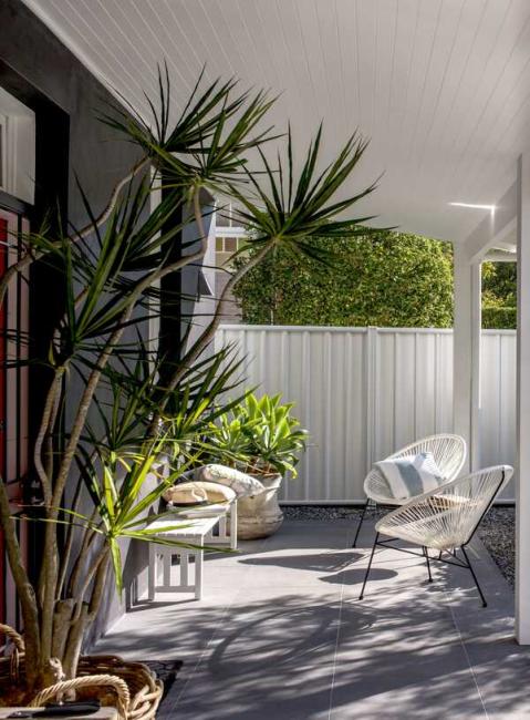 NEETASCREEN fencing made from COLORBOND steel in colour Surfmist