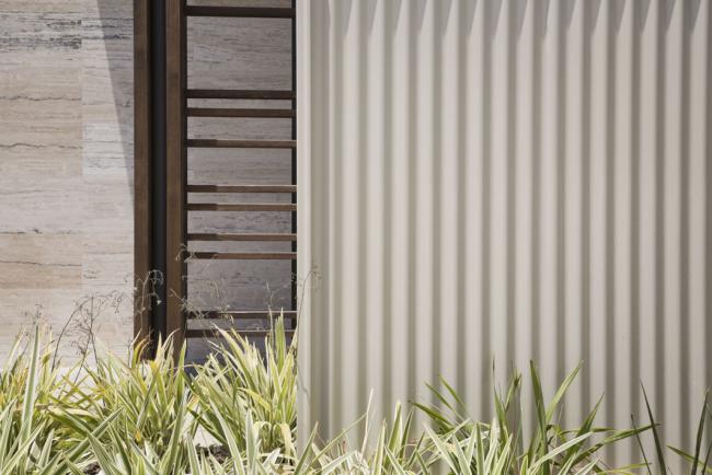 CUSTOMSCREEN fencing made from COLORBOND steel in colour Dune