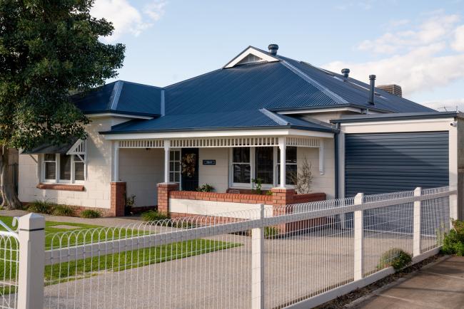 House with CUSTOM ORB ACCENT steel roofing manufactured from COLORBOND steel in colour Basalt