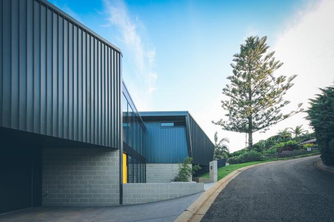 Phoenix House with longline 305 walling in monument