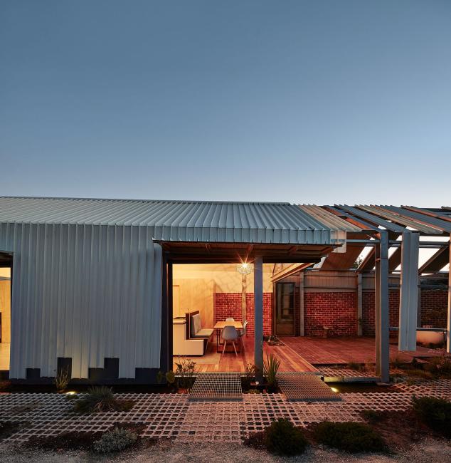 CUT PAW PAW house with longline 305 walling in surfmist