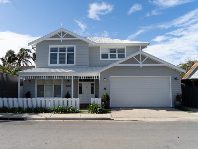 Port Noarlunga - Roof & Render with custom orb accent in surfmist
