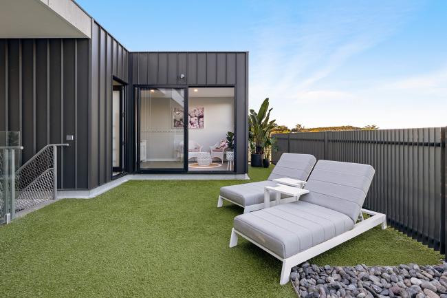 Contemporary house with zenith enseam walling in monument