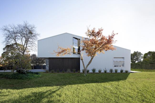 Contemporary House with longline 305 walling in surfmist