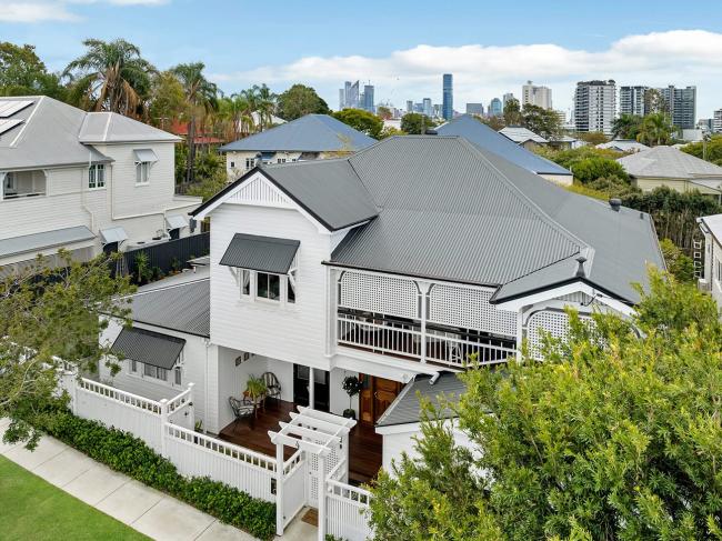 Queenslander house with custom orb roofing in monument