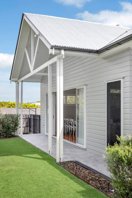 Queenslander style house with custom orb roofing in zincalume finish