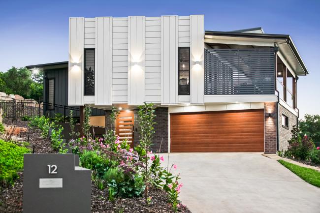 House with DOMINION steel walling manufactured from COLORBOND steel in colour Surfmist