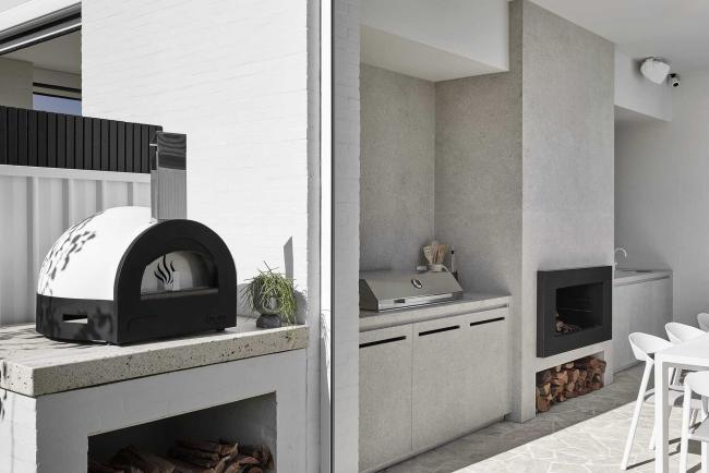 Alisa and Lysandra - Outdoor area