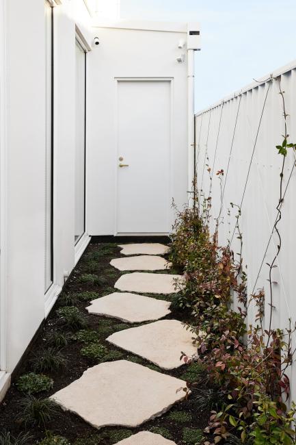 Alisa and Lysandra - Side of house